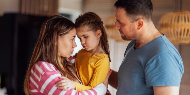 Genitori che supportano la bambina che soffre di depressione