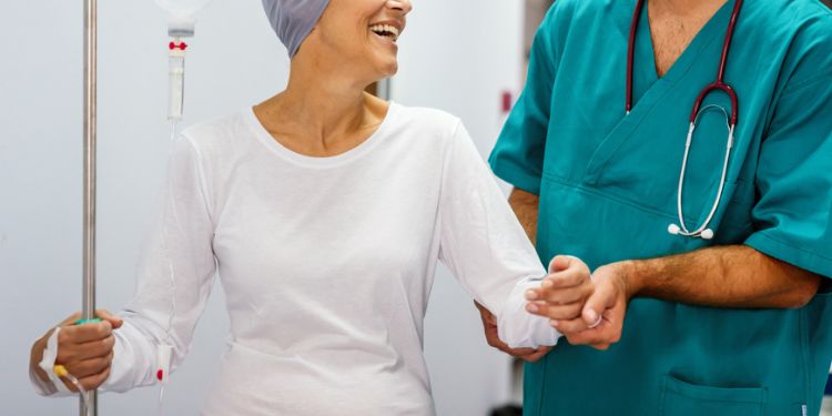 paziente che fa chemioterapia per curare tumore al colon