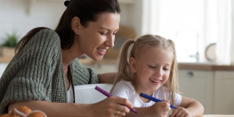 Mamma che fa fare esercizi di logopedia per bambini