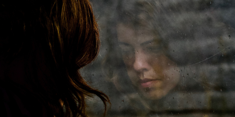 donna con depressione isolamento sociale