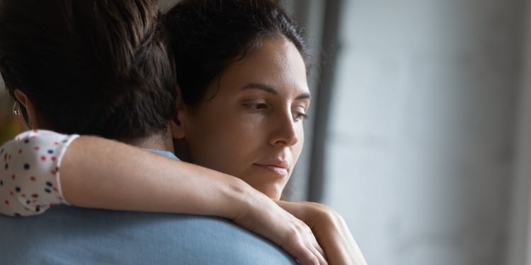 persone che si abbracciano per superare depressione
