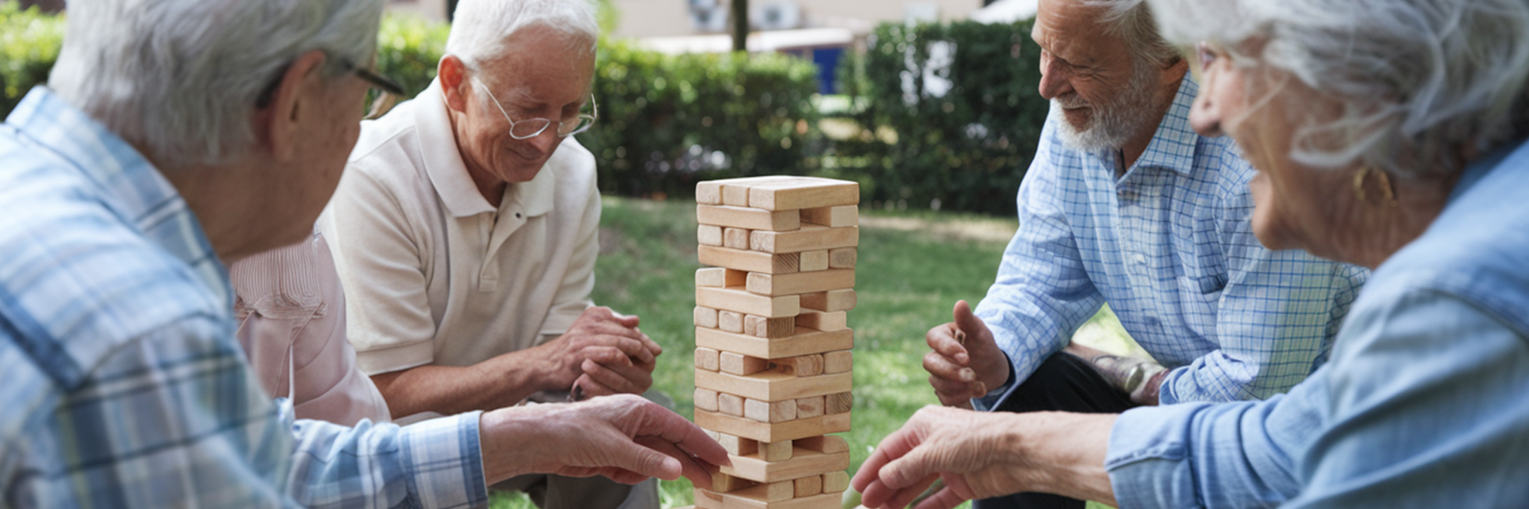 Olimpiadi%20del%20Grappa%20anziani%20che%20giocano%20a%20Jenga.png